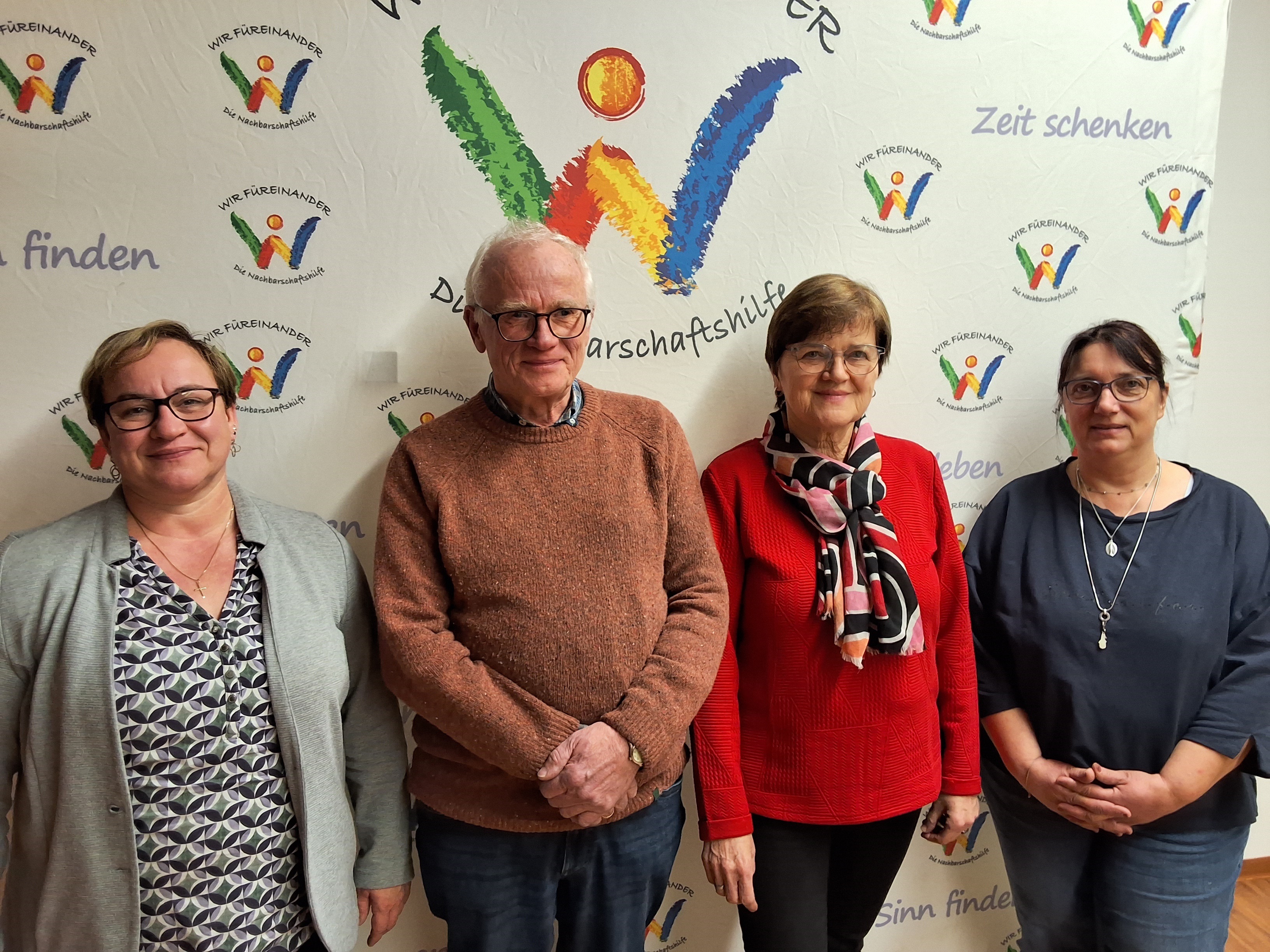 Nachbarschaftshilfe, von links nach rechts: Bürgermeisterin Manuela Heckl, Siegfried Lindner ( Helfer und Koordinator ), 3 Helfer: Margit Boxberger, Sonja Heckl, Stefan Heckl ( nicht auf dem Bild) ) 